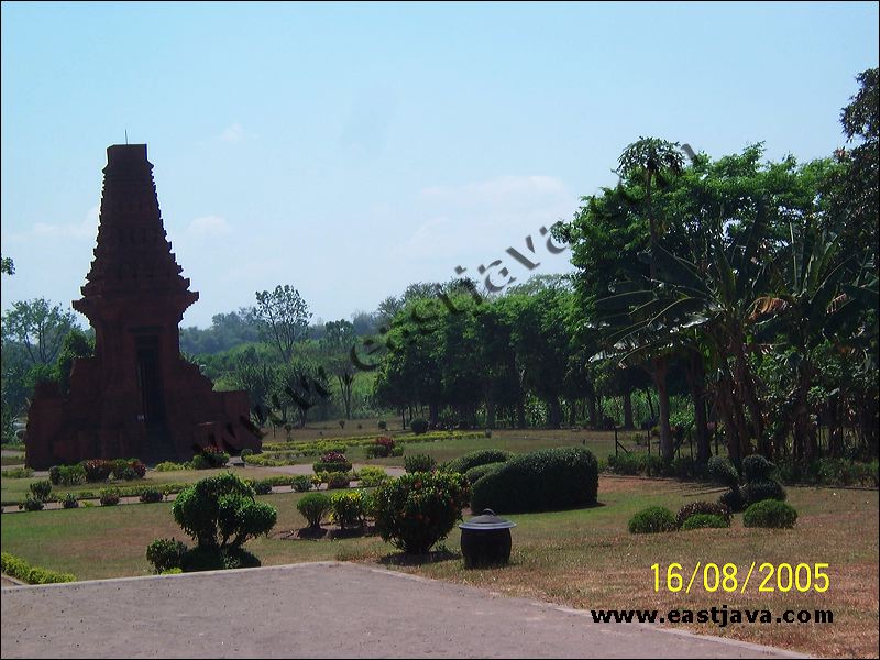 Bajangratu Temple - Majapahit Temple