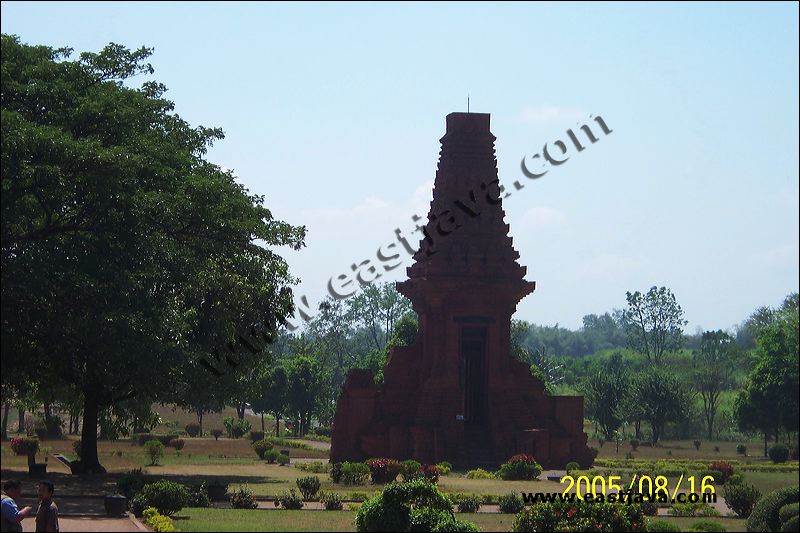 Bajangratu Temple - Majapahit Temple