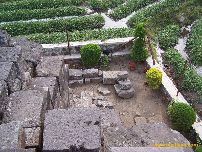 cungkup_temple_17.jpg